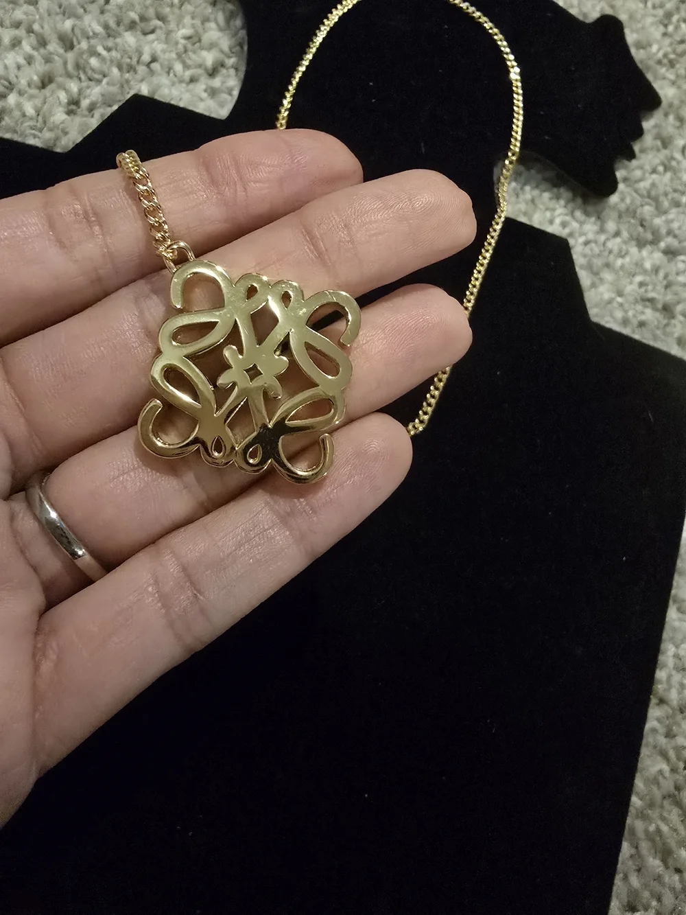 LOEWE 18kgp Loewe Gold-Tone Women's Lariat Necklace with Filigree Pendant